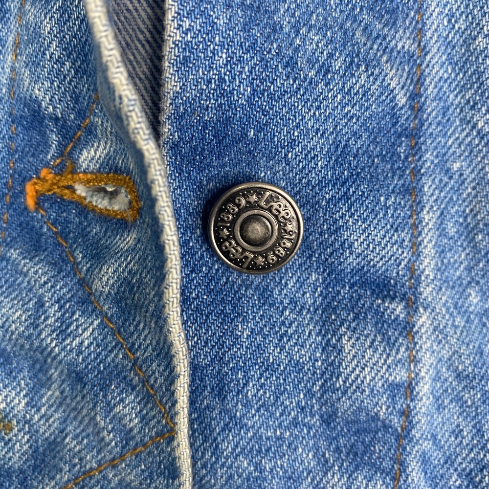 Vintage Lee Cropped Denim Jacket Womens Medium Light Wash Velvet Collar USA Made - Picture 11 of 14